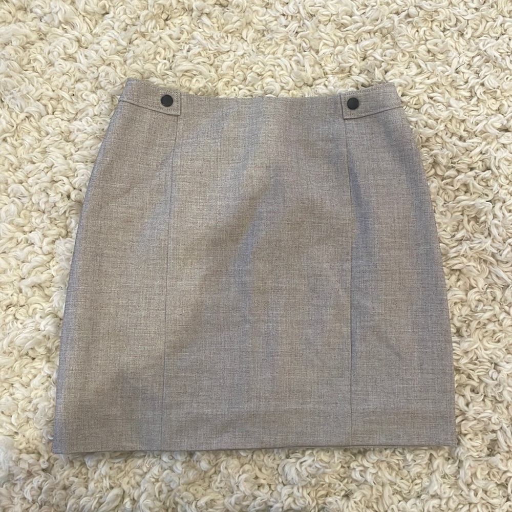H&M gray mini skirt. In great condition.
